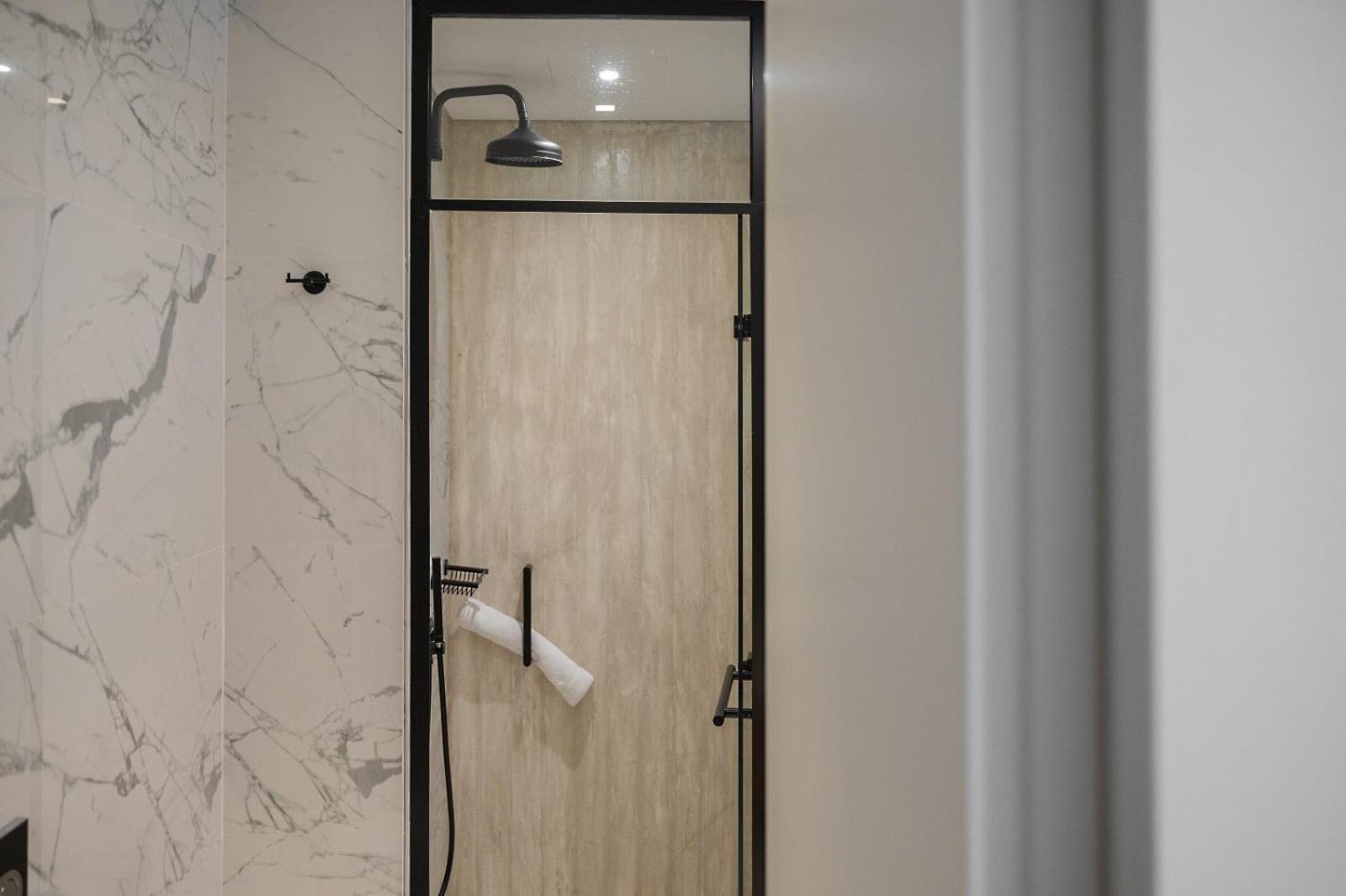 فندق Coco-Mat Athens Jumelle المظهر الخارجي الصورة A shower with a shower head